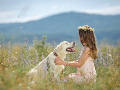 niña con perro campo